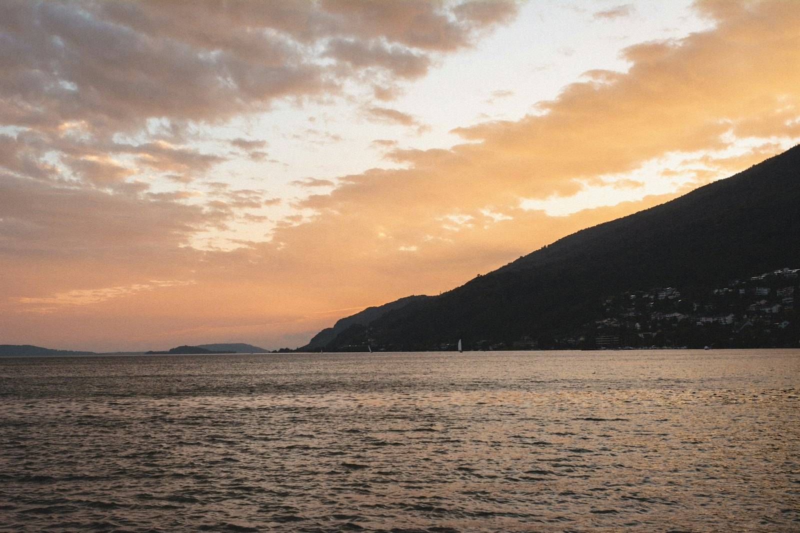 Abendstimmung am Bielersee mit dem Jura